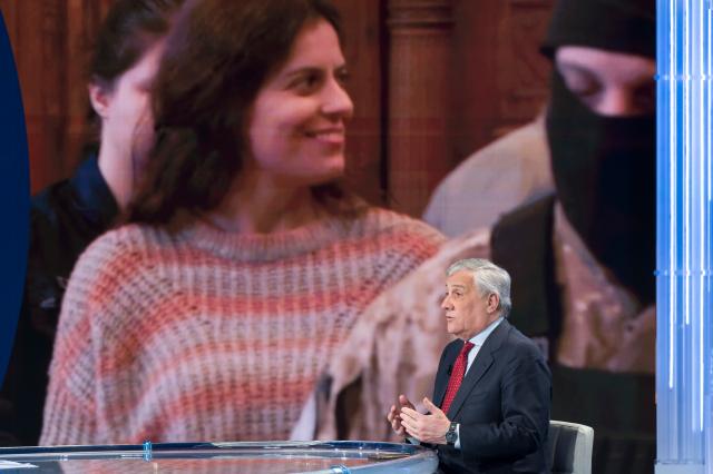 Ilaria Salis, ministro ungherese Szijj&aacute;rt&oacute;: &ldquo;Sorpreso da interferenze italiane, avr&agrave; meritata punizione&rdquo;; Tajani: &ldquo;Si rispettino diritti&rdquo;