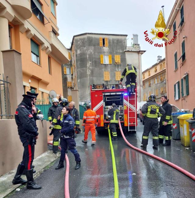 Genova, appartamento in fiamme per un corto circuito, settantenne finisce all'ospedale in fin di vita
