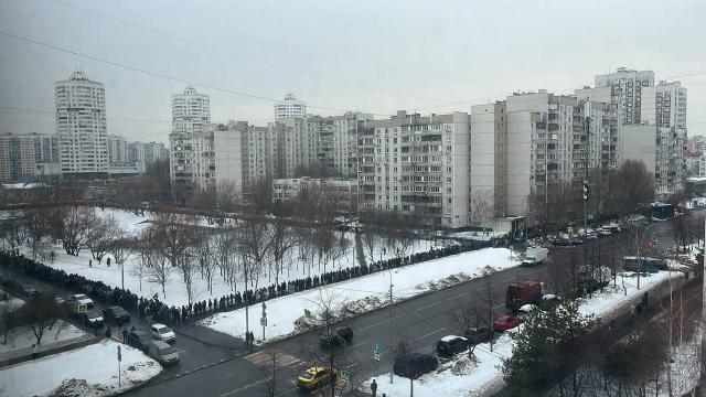 Funerali Navalny, chiesa blindata e lunghe code nel piazzale, presente l'incaricato d'affari Pietro Sferra Carini - LA DIRETTA 