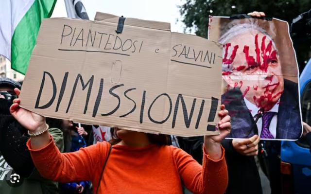 Salvini e Piantedosi contestati duramente a Genova da studenti e portuali. Si &egrave; rotto l'incantesimo populista?