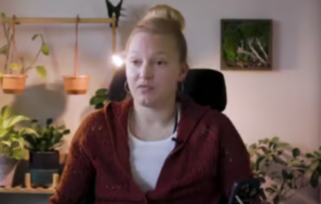 Canada, Kayla Pollock paralizzata a 37 anni dopo vaccino Covid Moderna: "Chiesto risarcimento, ma ospedale offre eutanasia"