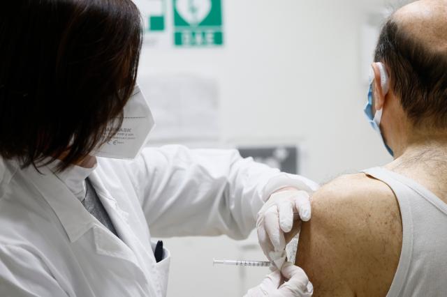 Covid, uomo vaccinato 217 volte: "Raggiunge finalmente i livelli di anticorpi necessari per prevenire l'infezione"