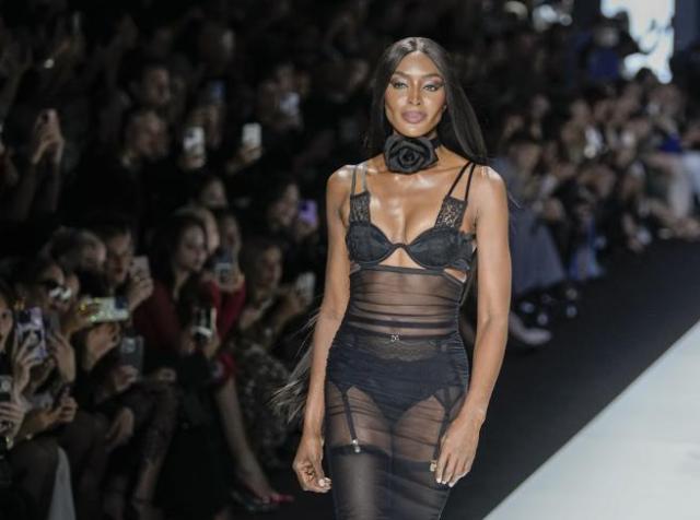 Milano, le top model 'mature' tornano in passerella con tutto il loro fascino, capitanate da Naomi Campbell