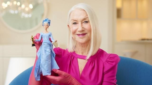 Helen Mirren diventa Barbie ed &egrave; la prima con i capelli bianchi