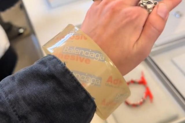 Balenciaga, ecco il braccialetto in nastro adesivo da 3 mila euro e divampano le polemiche sul web