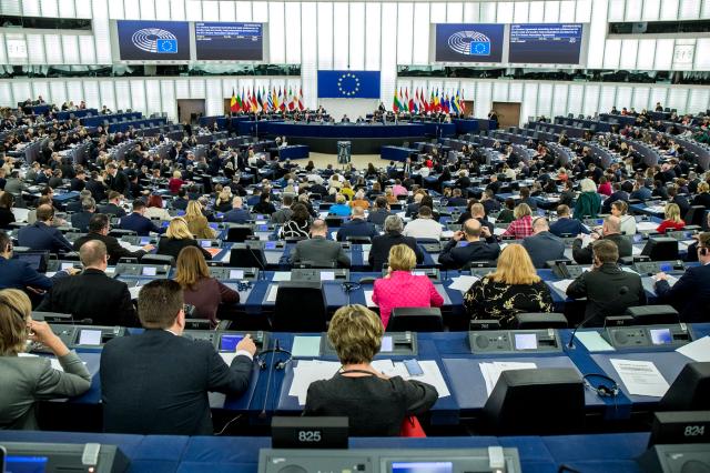 Case Green, via libera alla direttiva UE per la riduzione dei consumi energetici degli edifici, Lega, Fdi e FI: "Follia"