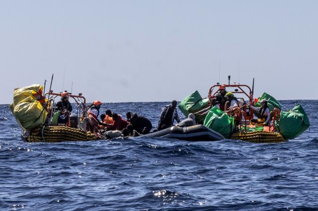 Migranti, Ong: "60 morti in un viaggio su un gommone verso l'Italia, motore rotto dopo 3 giorni", 25 sopravvissuti 