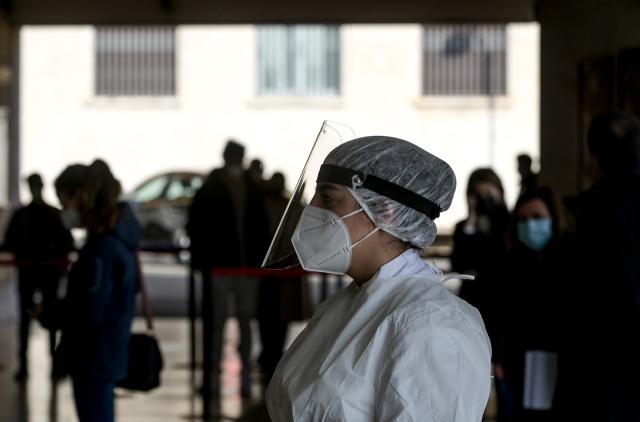 "Covid nato in laboratorio, il virus SARS-coV-2  fuggito da Wuhan" - lo studio dell'universit&agrave; australiana New South Wales