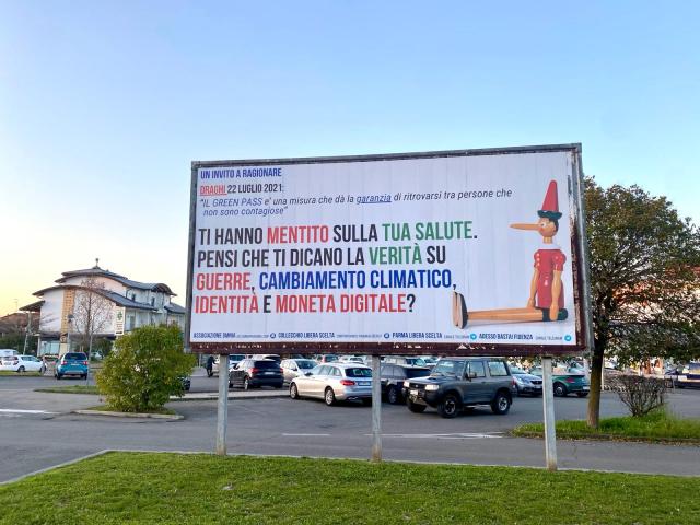 Dal Green Pass alla moneta digitale, a Parma spuntano i manifesti &ldquo;per ragionare&rdquo;: &ldquo;Ti hanno mentito sulla tua salute&rdquo;