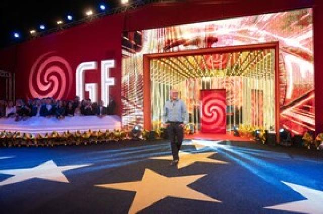 Alfonso Signorini negli studi del Grande Fratello