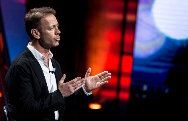 Rocco Siffredi denunciato da una giornalista per molestie: "Quando ti stringevo mi veniva una roba un po&rsquo; particolare&rdquo;