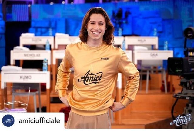 Dustin Taylor il ballerino australiano ha attenuto il banco per primo in questa edizione di Amici