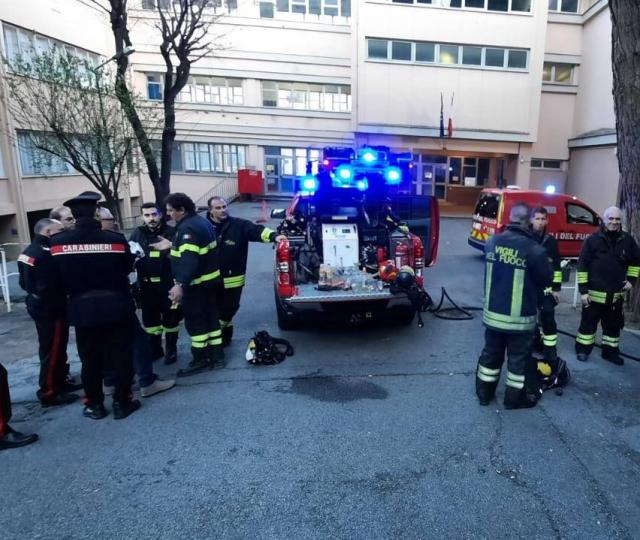 Genova, incendio doloso all'archivio dell'istituto scolastico Montale, la Procura avvia l'indagine
