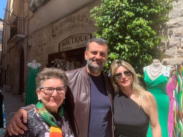 Scioglimento comune Bari, Emiliano: "Io e Decaro andammo a casa dei Capriati", Decaro smentisce ma spunta la foto con la sorella del boss