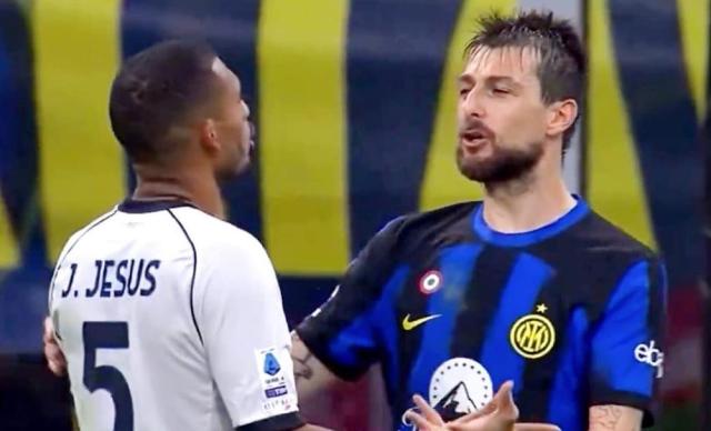 Il calciatore dell'Inter Francesco Acerbi assolto per mancanza di prove dopo il presunto insulto razzista a Juan Jesus: "Sei solo un ne*ro"