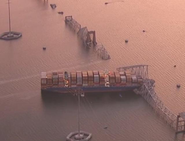 Baltimora, gli ingegneri si interrogano sulla stabilit&agrave; del ponte crollato: "&Egrave; franato come un castello di carte"