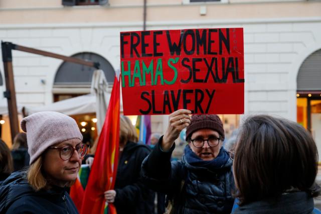 Striscia Gaza, Tel Aviv: "Ucciso leader Brigate Qassam", Hamas: "9 ostaggi morti per bombe israeliane, 4 sono stranieri"