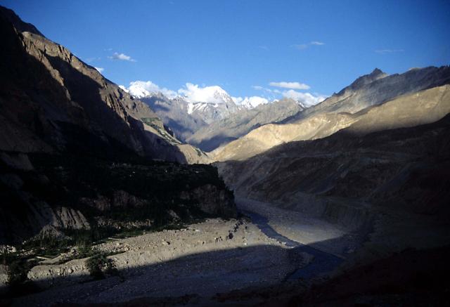 Pakistan, separatisti Beluci assaltano base aerea e uccidono un paramilitare e 5 ingegneri cinesi: opposizione alla presenza straniera