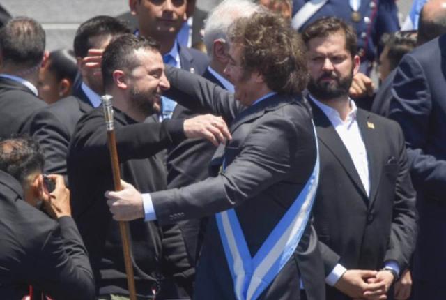 Insediamento Milei, il volo di Zelensky dall'Ucraina avrebbe trasportato 300 kg di cocaina: la voce che gira sul web