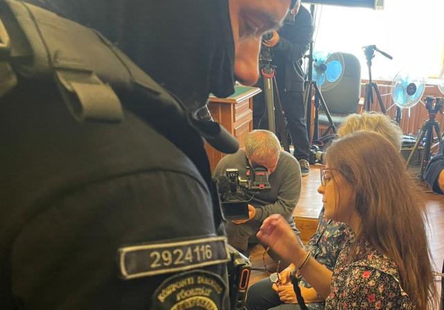 Ilaria salis, negati i domiciliari, in aula ancora con manette e catene, giudice: &ldquo;esiste pericolo di fuga&rdquo;