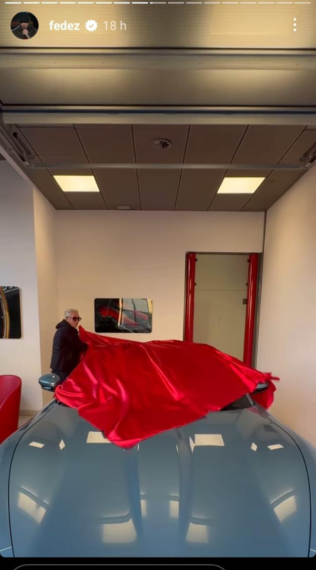 Fedez mentre scopre la sua nuova auto, una Ferrari Roma