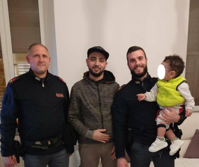 Chiavari, corre in strada con il figlio in preda alle convulsioni, polizia lo aiuta a raggiungere l'ospedale