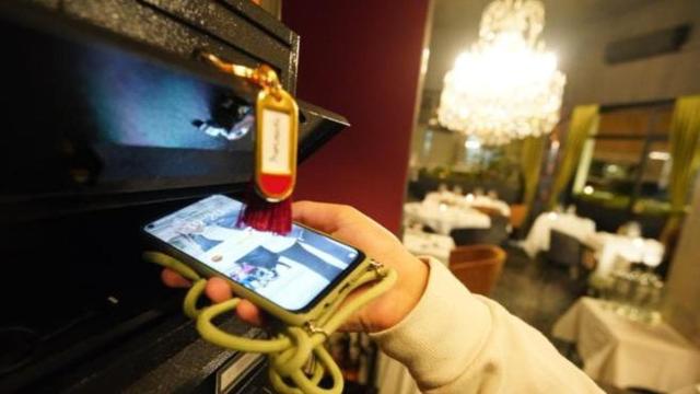 Verona, il primo ristorante in Italia che regala una bottiglia di vino se il cliente rinuncia a usare il cellulare