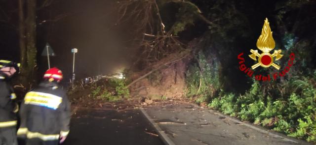 Genova, ancora pioggia e caduta di frane e alberi, bloccata la strada del Turchino in localit&agrave; Fado