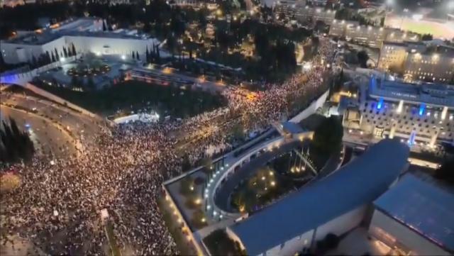 Migliaia di manifestanti davanti la Knesset
