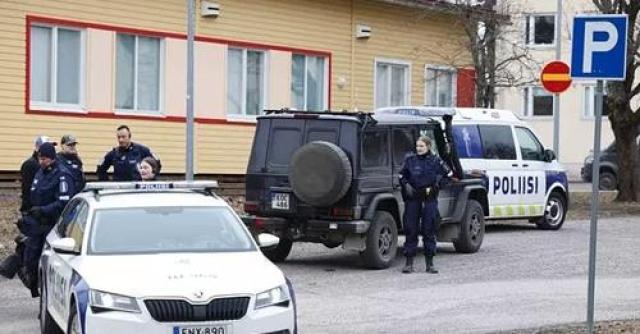 L'intervento della polizia fuori alla scuola in Finlandia
