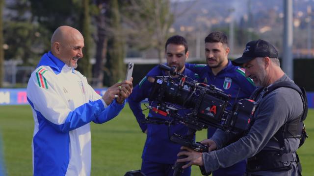 Tim, on air lo spit con Luciano Spalletti e Iphone 15 Pro dedicato alla campagna "Tim rivaluta lo smartphone"