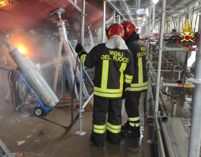 Genova, prende fuoco una bombola di acetilene in un cantiere navale, evacuati un centinaio di operai