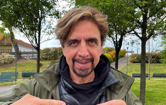 Milano, Valerio Staffelli di Striscia insegue due ladre nel centro di Milano e le fa arrestare