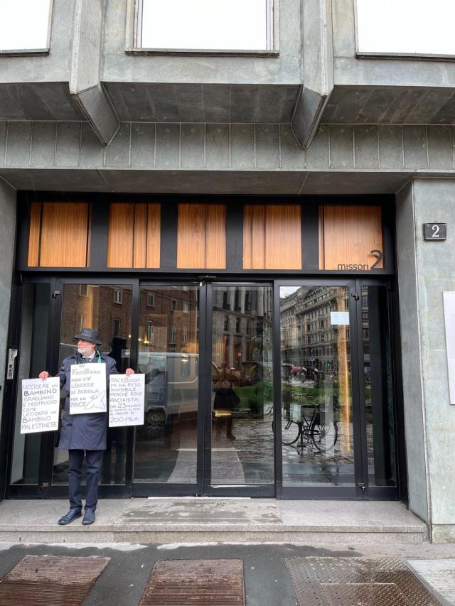 Milano, Jacopo Fo protesta contro la "censura mainstream di Facebook": &ldquo;Invisibile da 6 mesi, perso 99% contatti, punito per aver denunciato crimini di Israele&rdquo;