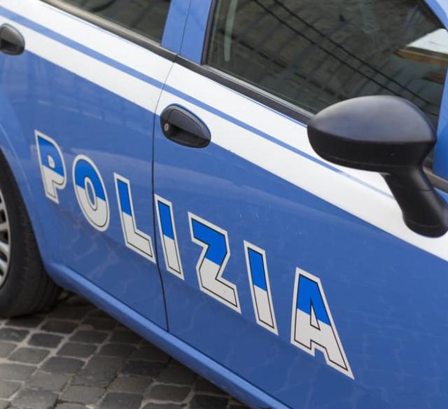 Genova, creano lo scompiglio su un treno regionale e picchiano un ragazzino, quattro giovani denunciati