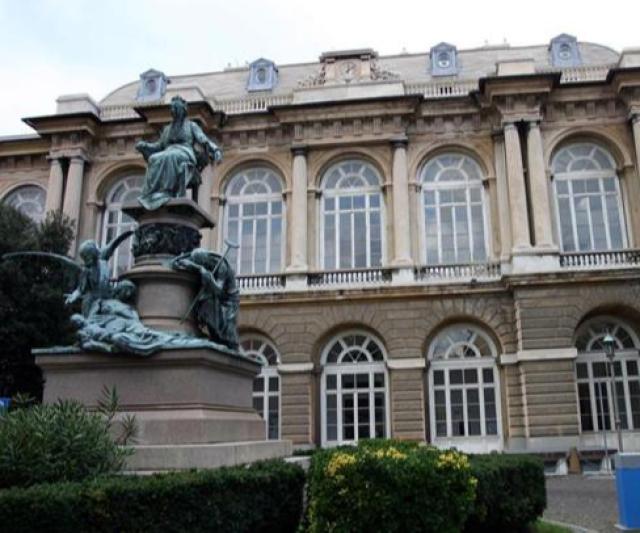 Genova, paziente agitato fermato da un  vigile con lo spray al peperoncino, evacuato il pronto soccorso 