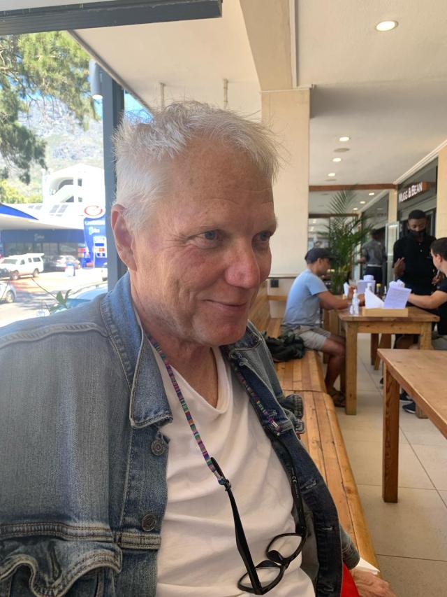 Addio a Peter Forbes, morto per infarto in un hotel di Cape Town dopo malore improvviso il figlio del giornalista Alastair