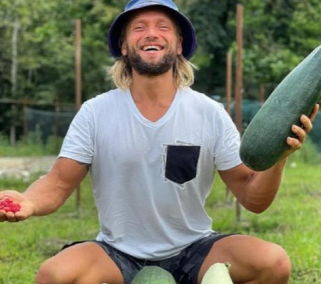 Influencer vegano lascia morire di fame figlio di un mese, pesava 1,3 kg: "Pu&ograve; vivere di energia solare", arrestato il 44enne
