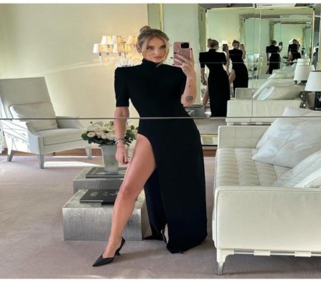 L'abito con cui Chiara Ferragni si &egrave; presentata a Venezia ha scatenato parecchie critiche per via dello spacco
