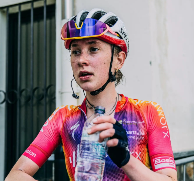 Inghilterra, la ciclista Anna Shackley costretta al ritiro a 22 anni per aritmia cardiaca, decimo caso di problemi di cuore nel ciclismo