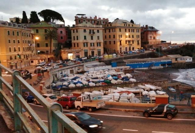 Genova, trovato amianto della spiaggia di Priaruggia, Comune e Asl chiudono il golfo per la bonifica 