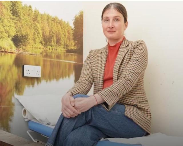 Modella scopre tumore e rifiuta la chemio: "Mi sono curata con la dieta di un influencer, succhi, t&egrave; ed erbe, stavo morendo"