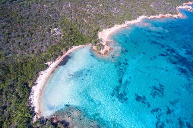 Costa Smeralda, nel comune di Arzachena prima estate in spiaggia a numero chiuso alle 'Piscine' di Cannigione