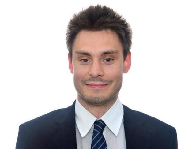 Processo Giulio Regeni, il medico legale: "Torturato con calci, pugni, bruciature e bastonate sui piedi, fratturate tutte le ossa"