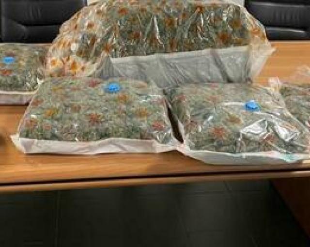 Genova, lo inseguono credendo sia un ladro che ruba negli appartamenti, arrestato trafficante di hashish