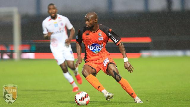 Tamuzo, il calciatore porta in tribunale i vaccini Covid e fa causa a Pfizer e BioNTech: "Effetti avversi dopo siero, il mio corpo non funziona come prima"