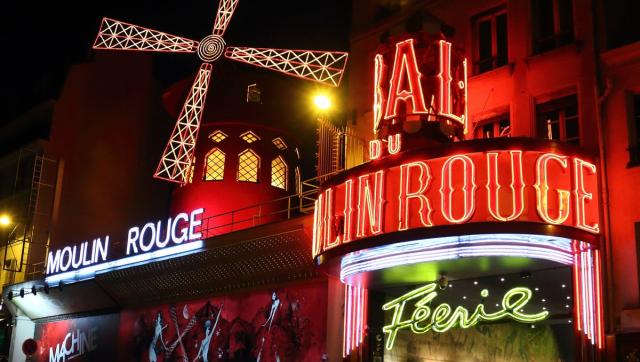 Parigi, crollano le iconiche pale del Moulin Rouge ma per fortuna non ci sono feriti