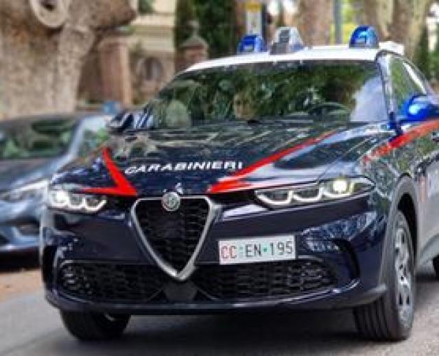 Genova, spende tutti i soldi in alcolici e non compra niente da mangiare, la fidanzata lo accoltella