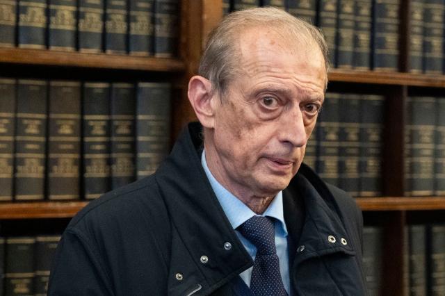 Fassino e il caso del profumo Chanel rubato, duty free: "Altri 2 tentati furti", lui ai vigilantes come il marchese del Grillo: "Non sapete chi sono"