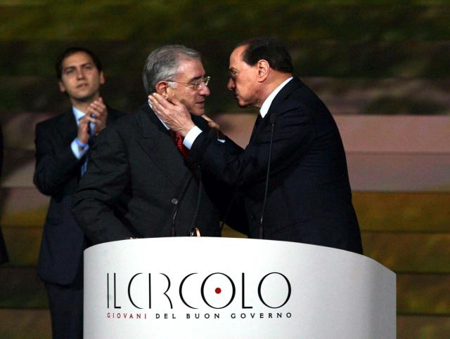 La Procura di Firenze chiude le indagini sulle stragi di mafia del 1993: "Dell'Utri assicur&ograve; impunit&agrave; a Berlusconi in cambio di milioni"